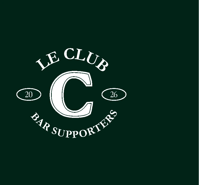 Emblème en forme de C avec Le Club en arc au-dessus, les pastilles 20 et 26 et Bar supporters en dessous