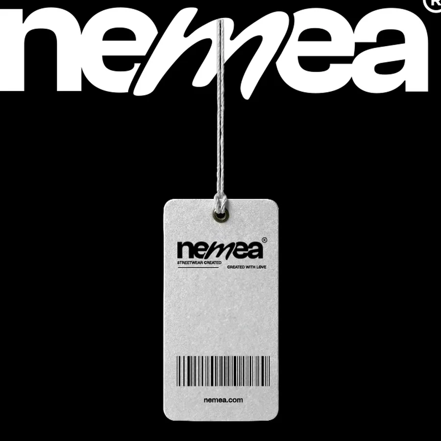 Étiquette produit Nemea suspendue devant le logotype en grand