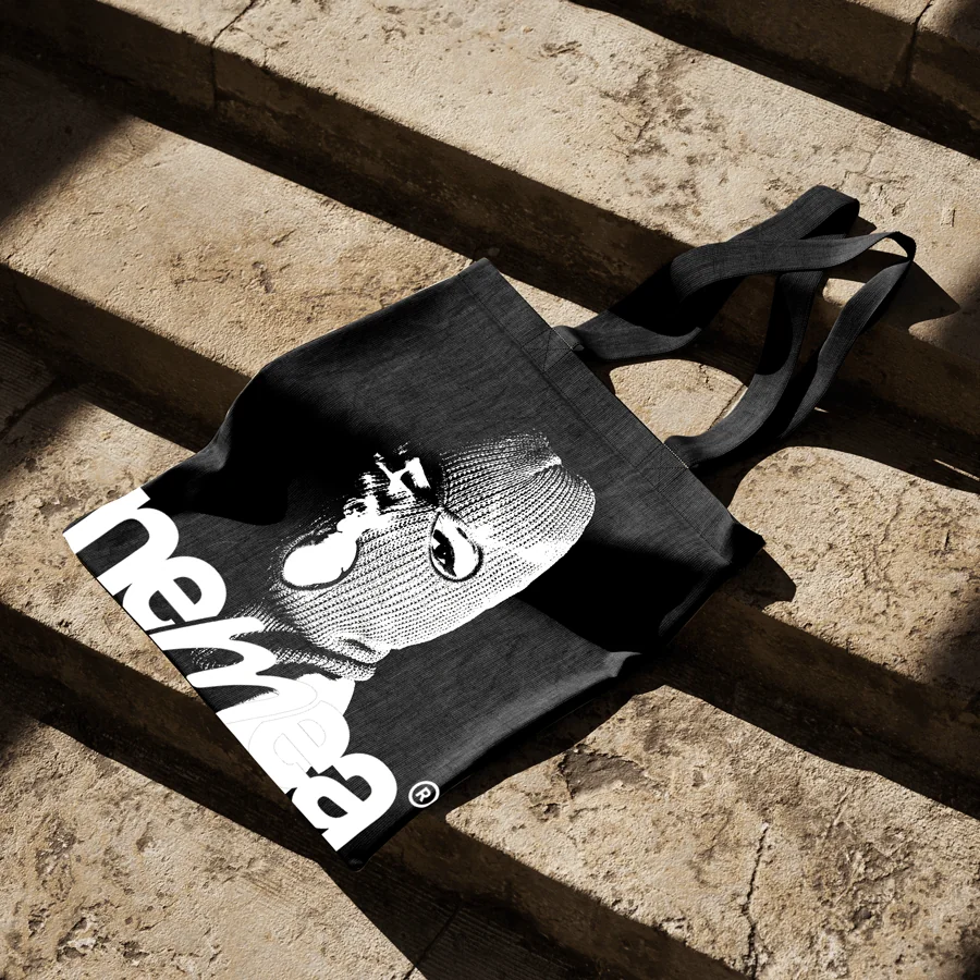 Tote bag Nemea gravure d'un visage encapuchonné, posé sur des marches en pierre