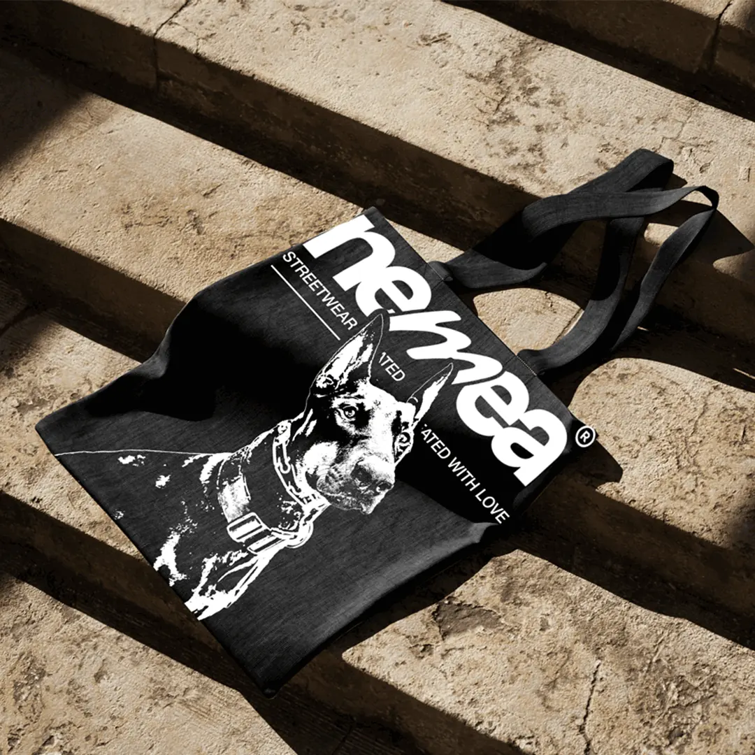 Tote bag Nemea posé sur des marches en pierre, animation