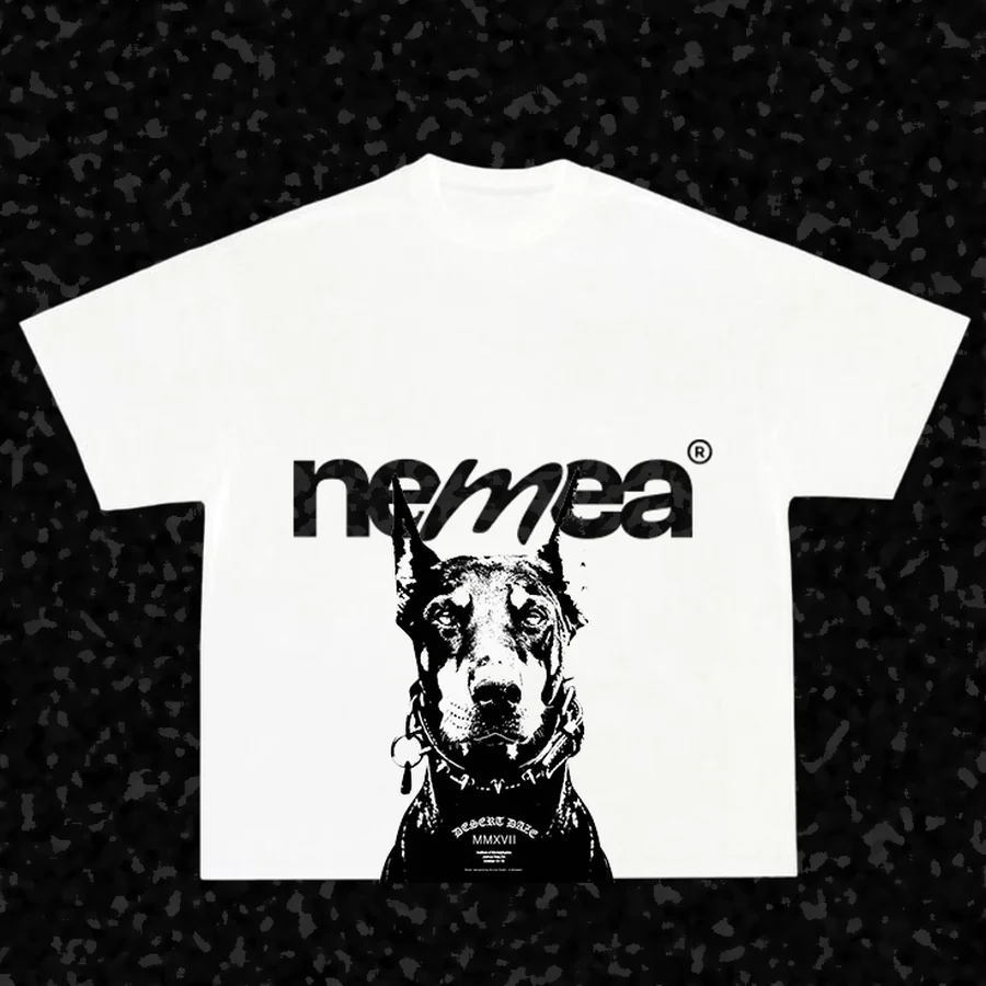 T-shirt blanc Nemea imprimé d'un portrait de doberman sous le logotype