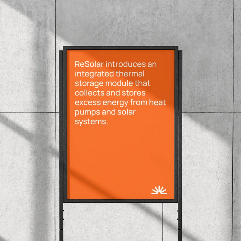 Poster Resolar orange présentant le module de stockage thermique intégré, accroché sur un mur en béton