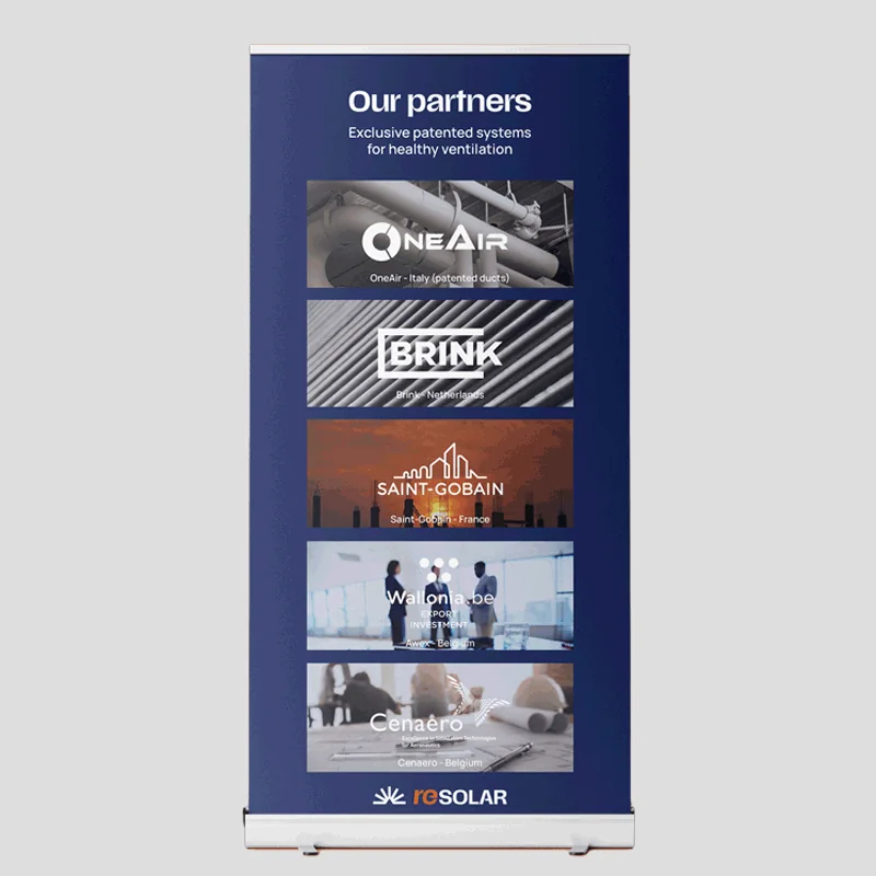 Roll-up bleu marine Resolar «&nbsp;Our partners&nbsp;» présentant cinq partenaires&nbsp;: OneAir, Brink, Saint-Gobain, Wallonia.be et Cenaero