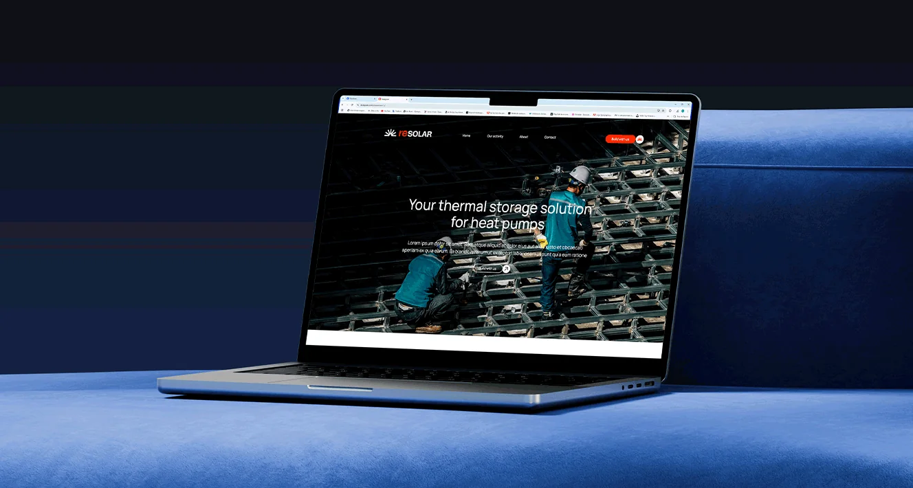 Maquette du site web Resolar sur un ordinateur portable&nbsp;: page d'accueil «&nbsp;Your thermal storage solution for heat pumps&nbsp;»