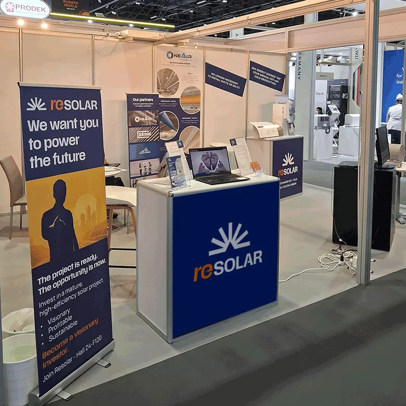 Stand Resolar sur un salon à Dubaï&nbsp;: roll-up bleu marine, comptoir au logo reSOLAR et roll-up des partenaires