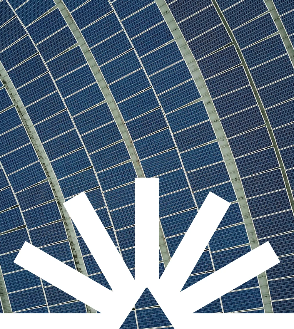 Symbole en rayons de Resolar en grand format blanc sur une photographie aérienne de panneaux solaires bleus
