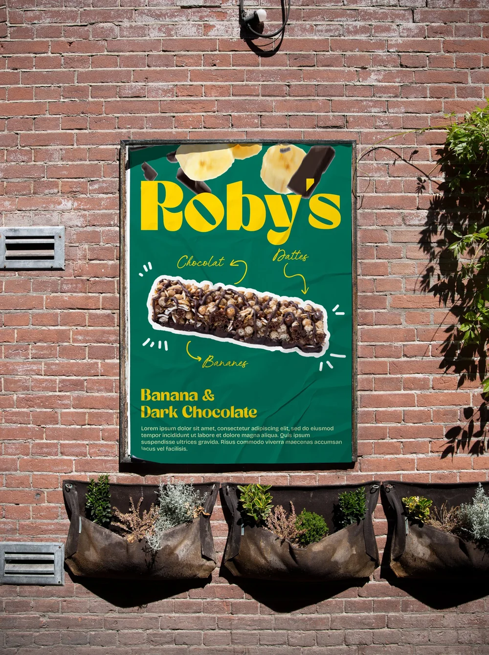 Affiche verte Roby's, banane et chocolat noir, collée sur un mur de briques