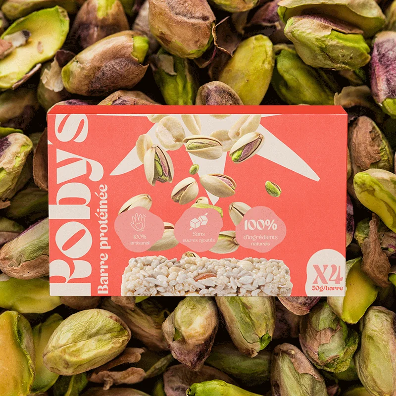 Packaging Roby's Bar, barre protéinée à la pistache, sur fond de pistaches